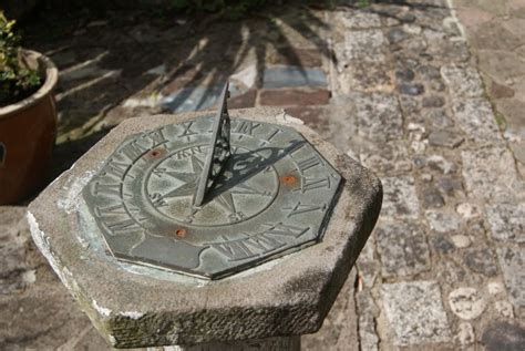 What is a sundial and how does a sundial work? | Twinkl