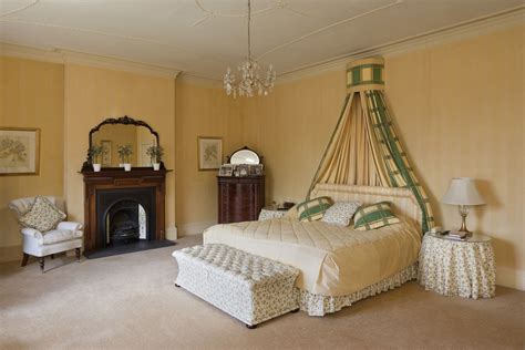 Decorate a Luxurious Victorian Bedroom on a Budget