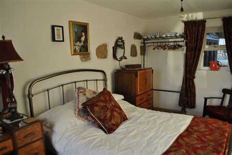 Art Deco Cottage Bedroom | Cottage bedroom, Irish cottage, Bedroom interior