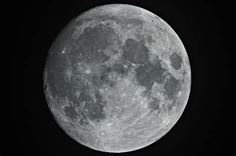 How and Why You See Different Color Moon Photos - The Shutterstock Blog