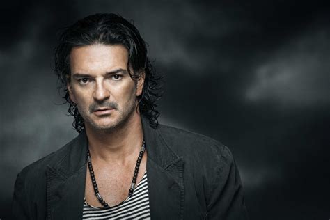 Ricardo Arjona pide la renuncia del presidente de Guatemala - 12 y 2 con Sergio Carlo y Karina ...