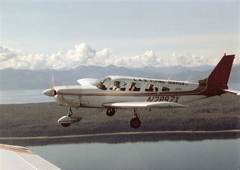 File:Piper PA-32 Cherokee Six.jpg - Wikipedia