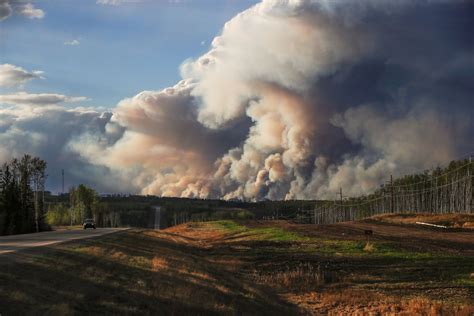 Foto: Obří lesní požár v kanadské Albertě. Hasiči doufají, že jim ho pomůže zkrotit chladné ...