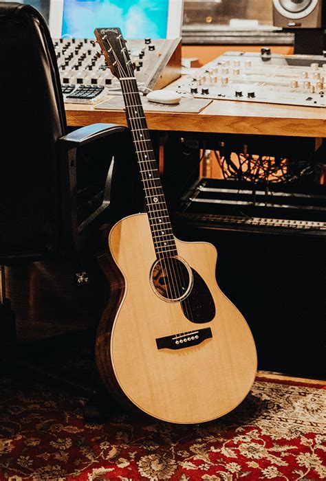 NAMM 2020 NEWS: Martin Introduces Groundbreaking SC-13E Acoustic/Electric « American Songwriter