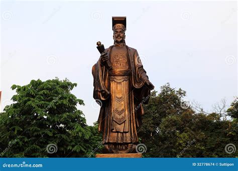 Statue Of Le Loi Stock Images - Image: 32778674