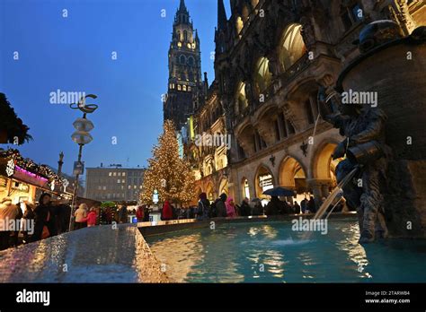 Weihnachtsmarkt in Muenchen auf dem Marienplatz am 01.12.2023 ...