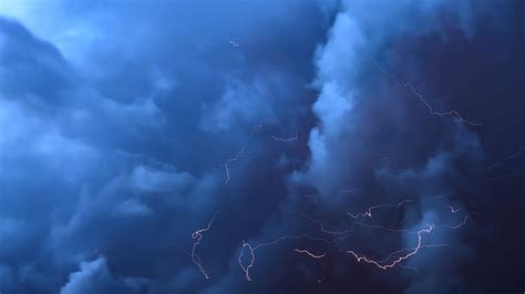 low, angle photograph, dark, cloudy, sky, thunderstorm, clouds, flashes | Piqsels