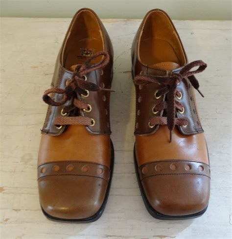 Vintage Buster Brown Shoes / 1970s Brown Oxfords / 70s Lace Up