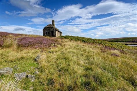 Premium Photo | Abandoned cottage