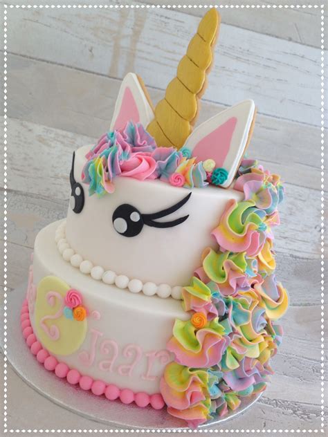Unicorn cake with rainbow mane. Unicorn taart met oren en hoorn van koek. Rainbow Unicorn Party ...