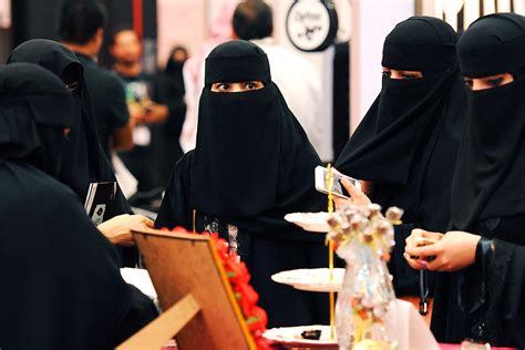 How to try on niqab in Dubai