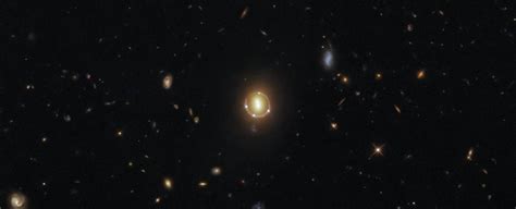 Hubble captura el asombroso 'anillo de Einstein' para acercarse a las profundidades del universo