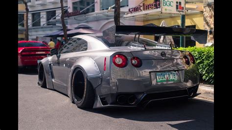 Insanely loud Nissan GT-R R35 engine rev sound - YouTube