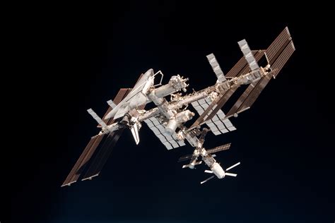 File:ISS and Endeavour seen from the Soyuz TMA-20 spacecraft 14.jpg - Wikimedia Commons