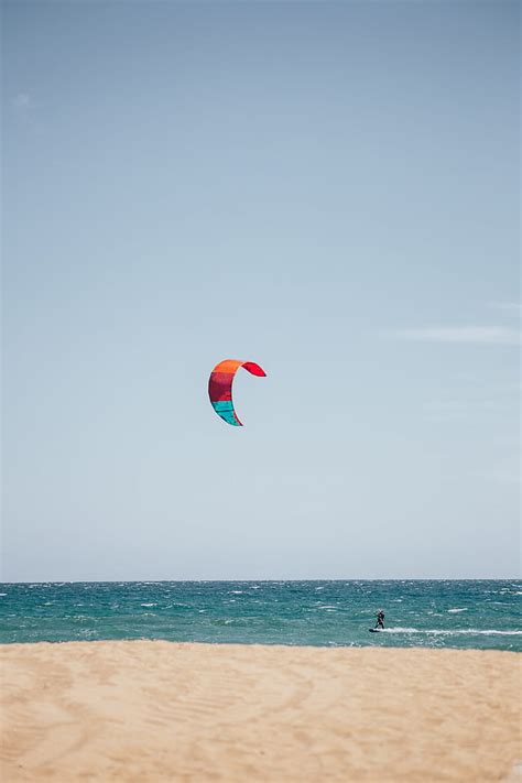 Surfboarding with surfing kite in the ocean | free photos | UIHere