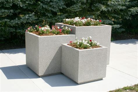Outdoor Concrete Planters In The Garden | Idee vasi giardino, Giardino in cemento, Arredamento ...