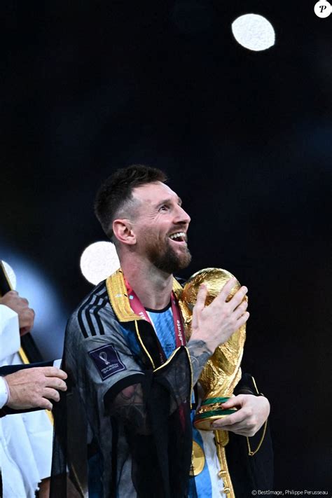 Lionel Messi (meilleur joueur de la Coupe du monde) avec la coupe du Monde - Remise du trophée ...