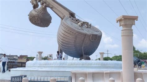 Lata Mangeshkar Chowk Unveiled in Ayodhya with 40-Foot Veena, 7 Pillars ...