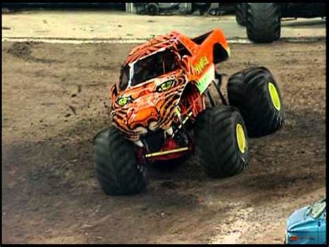 Monster Jam - Prowler vs Bulldozer Monster Truck- Toronto 1.17.09 - YouTube