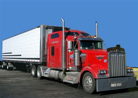 File:Kenworth W900 semi in red.jpg - Wikimedia Commons