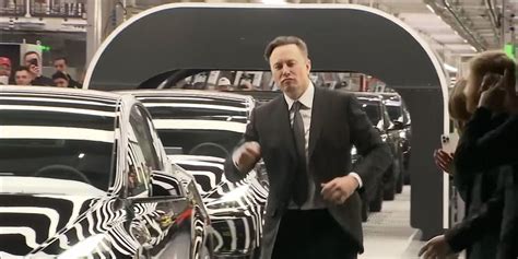 Elon Musk breaks out in dance at opening of Tesla Gigafactory | indy100