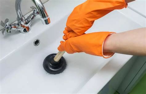 HOW TO USE A PLUNGER TO UNCLOG A TOILET, SINK OR TUB