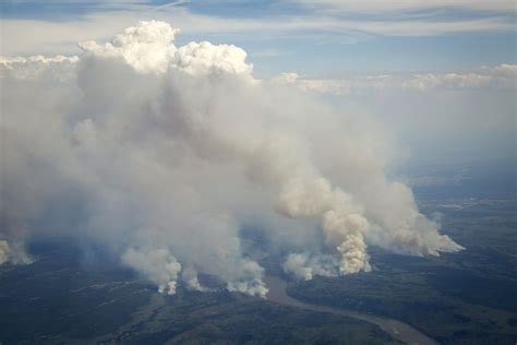 Forest fires rage in Fort McMurray, Alberta