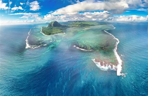 Ultimate Guide to Kitesurfing in Le Morne, Mauritius: Spots, Season