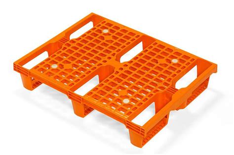 Arcawa's lightweight plastic half-pallets