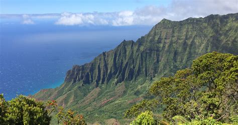 Kalalau Lookout offers spectacular views.