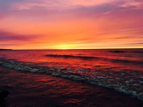 A jaw-dropping sunset over Lake Superior in Michigan’s Upper Peninsula : r/SkyPorn