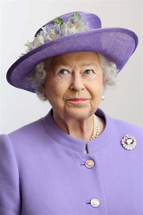 Queen Elizabeth II. bewies bei einem ganz besonderen Photoshoot echte Modelqualitäten | Vogue ...