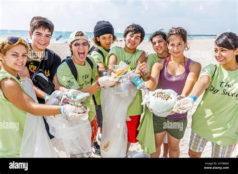 Kids picking up trash beach hi-res stock photography and images - Alamy