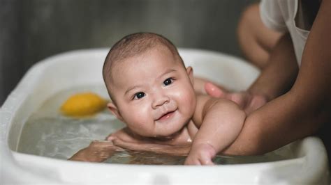 Baby Bath Temperature: What’s the Ideal? Plus, More Bathing Tips