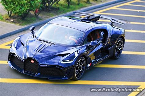 Bugatti Divo spotted in Düsseldorf, Germany on 04/30/2022, photo 2