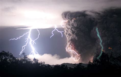 Lightning Storm Generated by Chilean Volcano (Images)