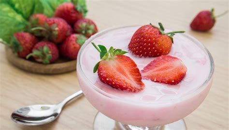 This strawberry Greek yogurt recipe is the healthiest dessert you’ll find this summer | HealthShots