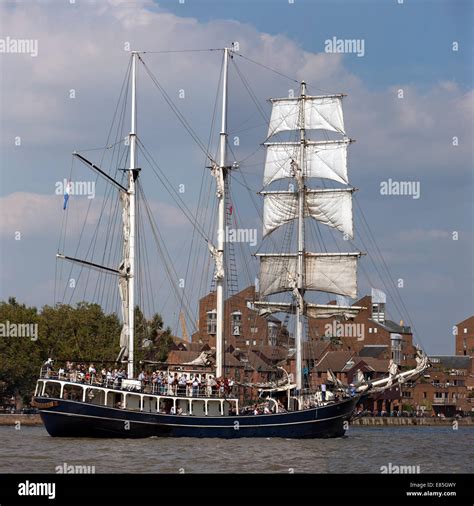 Square rigged barquentine sailing ship hi-res stock photography and ...