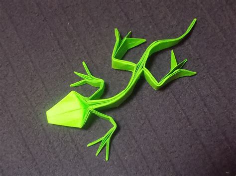 Lizard designed by Roman Diaz : origami