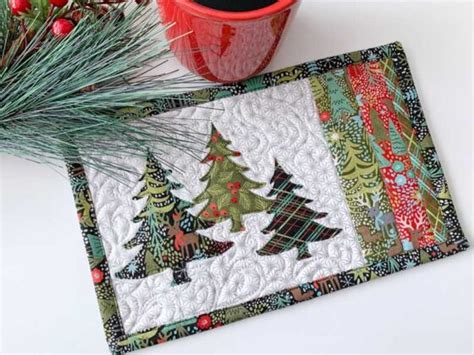 Simple Christmas Mug Rug - The Seasoned Homemaker®