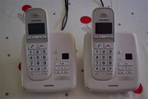 Deux téléphones fixe sans fil