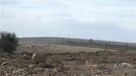 Video: Asylum seekers in limbo at Israel-Egypt border fence
