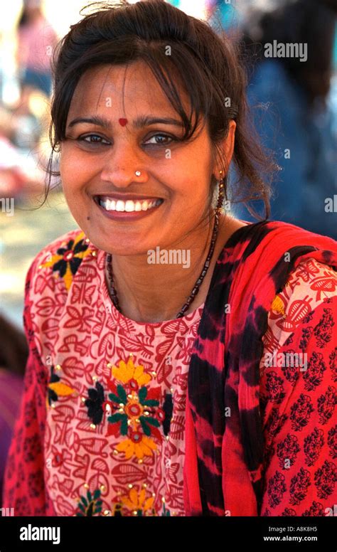 Red dot forehead female india hi-res stock photography and images - Alamy