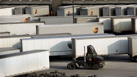 UPS targets feeder truck idle times in bid to reduce late deliveries | Transport Dive