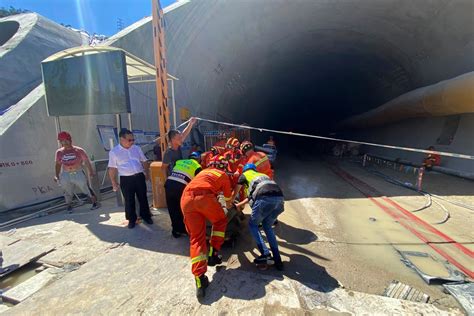 Divers join search for 14 people in flooded tunnel in China Water China ...