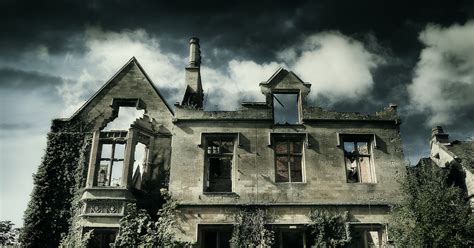 25 Scary Halloween Zoom Backgrounds Include Creepy Haunted Houses ...