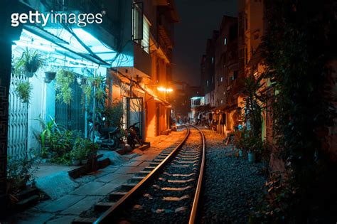 Hanoi Train Street in city center at old town at night 이미지 (1133629928 ...