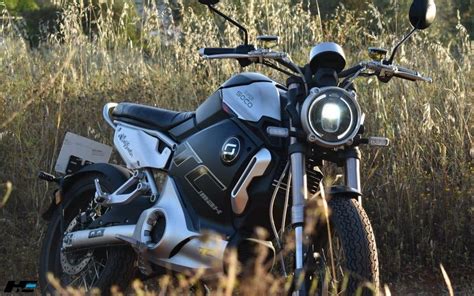 A prueba: Super Soco TC Max, una moto "125" eléctrica que no solo destaca por su llamativa imagen