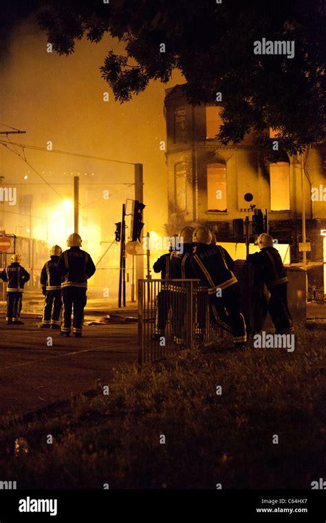 Firemen tackle the blaze at Reeves set by rioters during the 2011 London Riots Stock Photo - Alamy