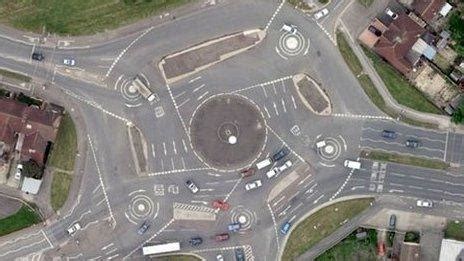 Swindon's 'iconic' Magic Roundabout turns 40 - BBC News